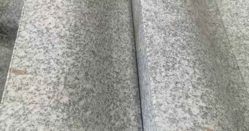 新疆芙蓉白S型拉丝面路沿石