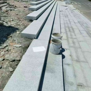 新疆 芝麻白整石台阶，施工现场