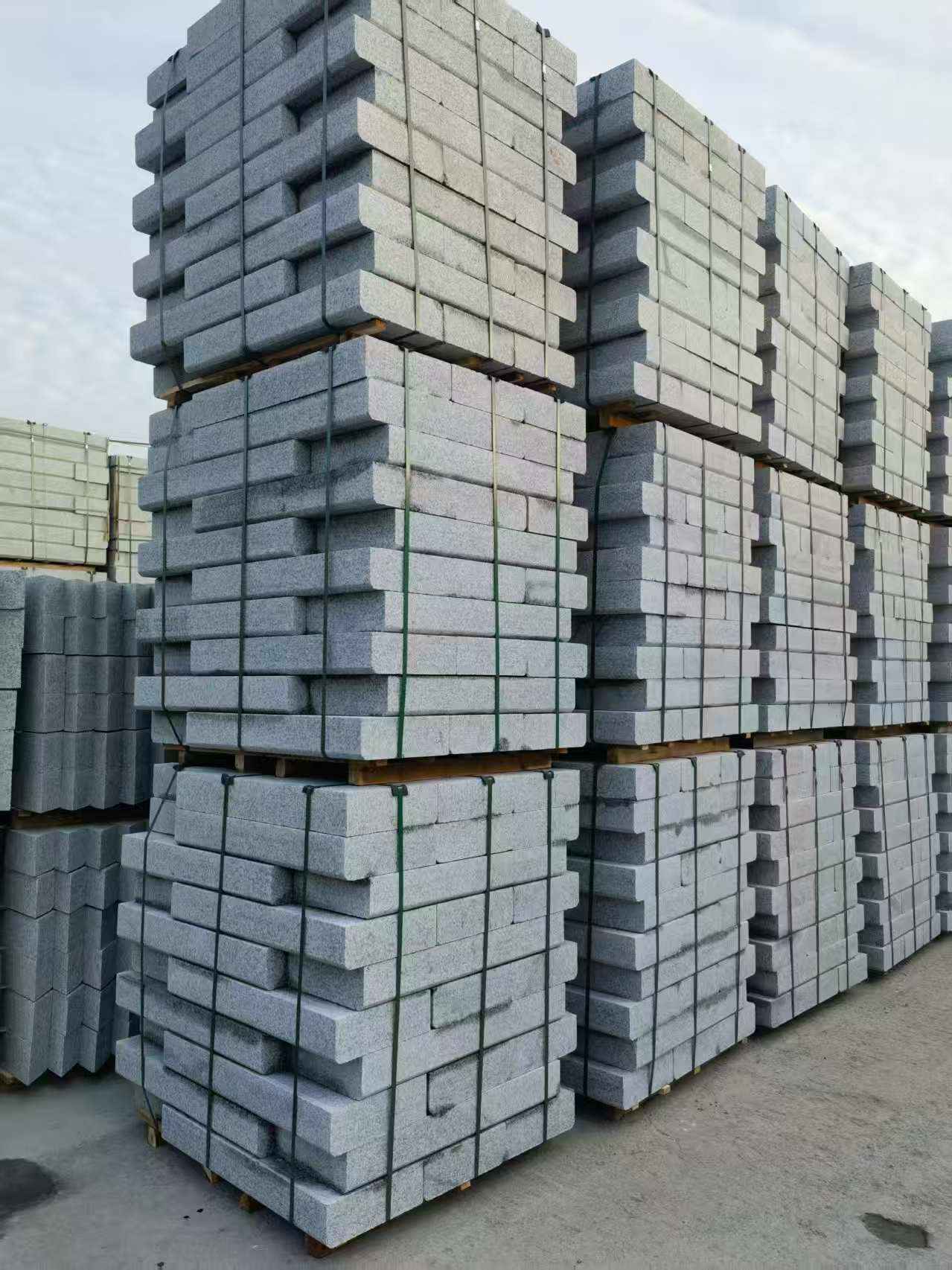 新疆 路沿石（路侧石），颜色一致，尺寸标准