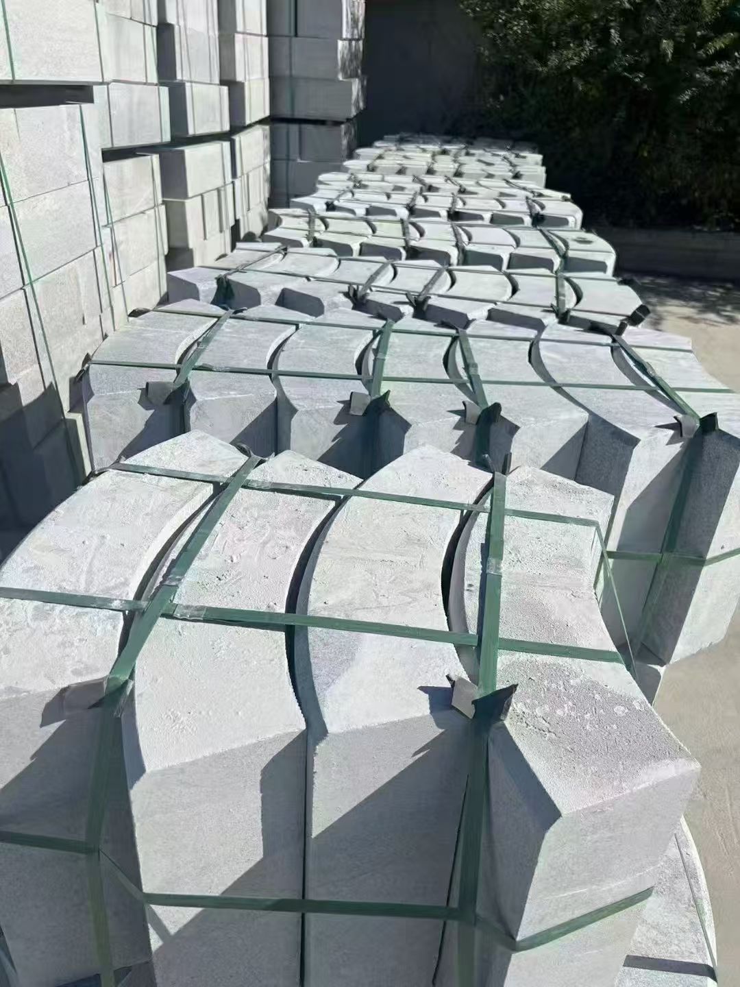 新疆 芝麻灰弧形路沿石