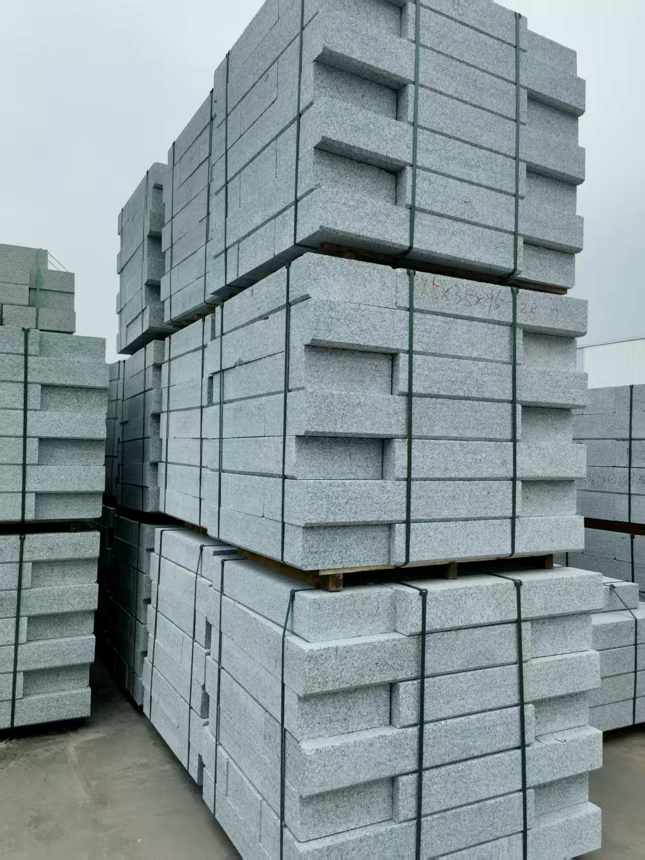 新疆 路沿石，板板正正的路沿石