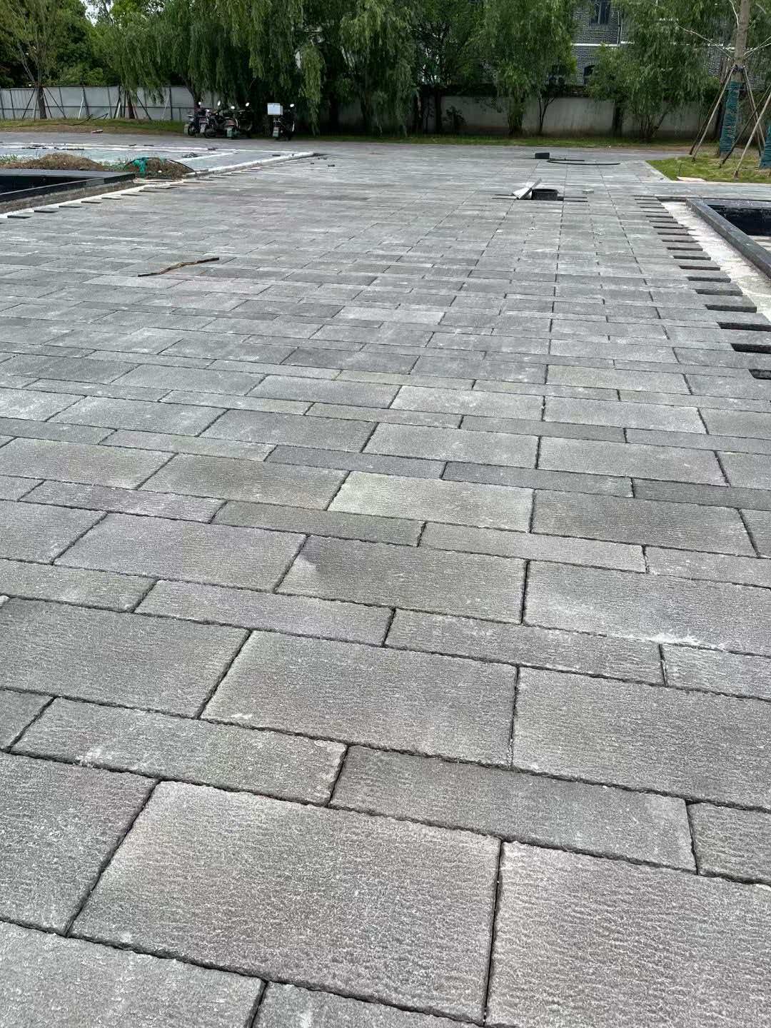 新疆 工地仿古石铺装现场实拍
