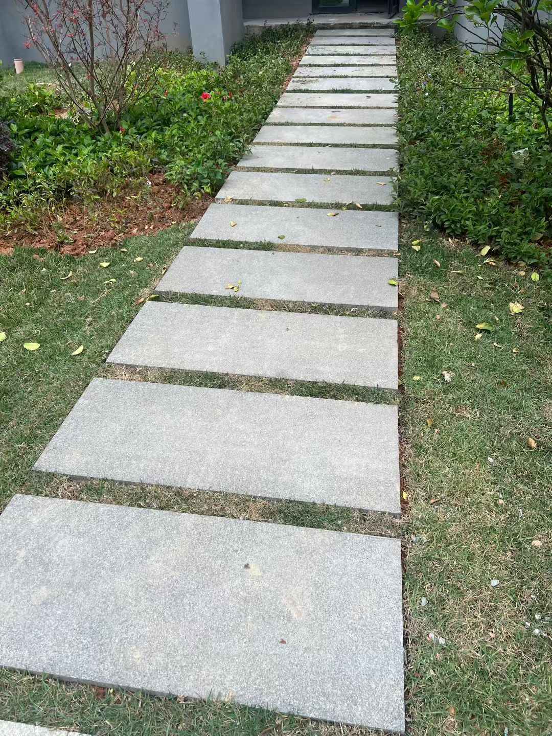 新疆 芝麻黑小区踏步、汀步石铺装效果