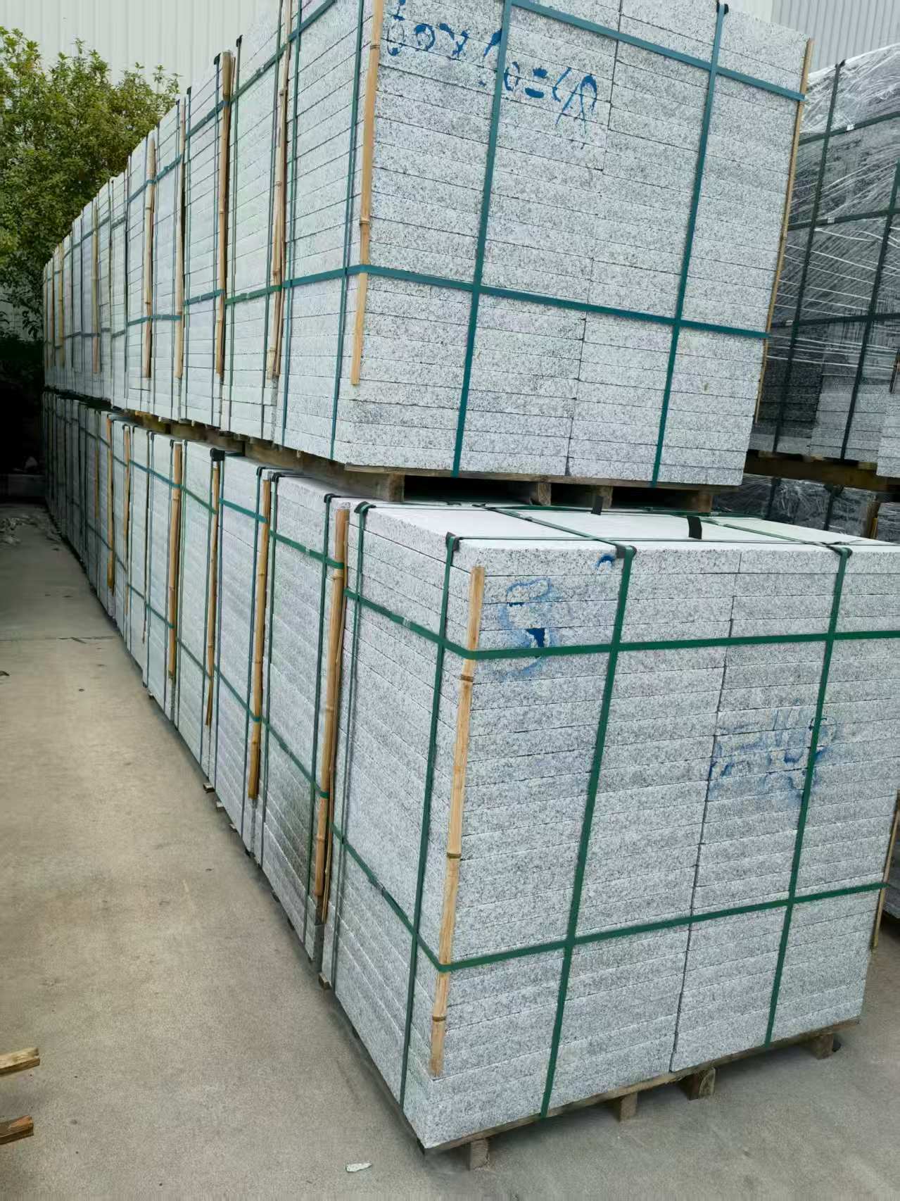 新疆 大花芙蓉白火烧成品，市政园林广场地铺石